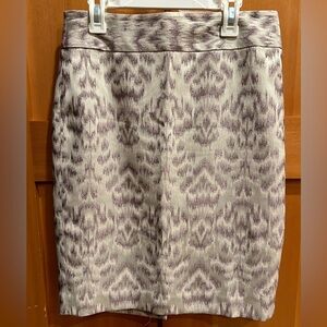 Ann Taylor Sz 2 pencil skirt in cream / wine